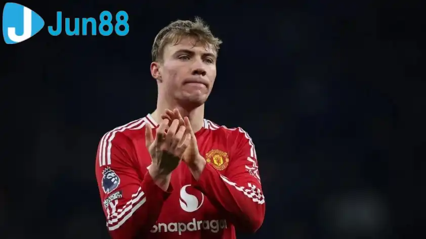 Hojlund hoàn toàn gây thất vọng trong mùa giải cuối cùng ở Man United (Ảnh: Football 365).