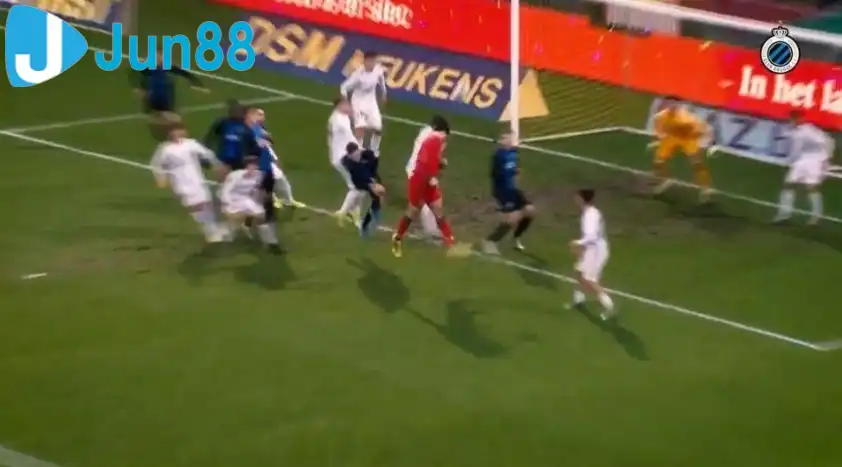 Senne Lammens từng ghi bàn trong một trận đấu căng thẳng Ảnh: X/ClubBrugge Senne Lammens từng ghi bàn trong một trận đấu căng thẳng Ảnh: X/ClubBrugge