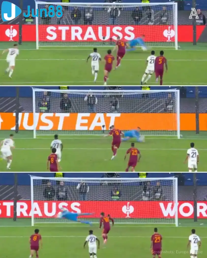 Berke Özer cản phá 3 quả phạt đền liên tiếp của các cầu thủ AS Roma (Ảnh chụp màn hình từ trận đấu). Berke Özer cản phá 3 quả phạt đền liên tiếp của các cầu thủ AS Roma (Ảnh chụp màn hình từ trận đấu).