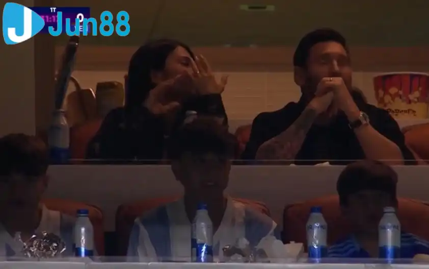 Messi ngồi trên khán đài xem các đồng đội thi đấu