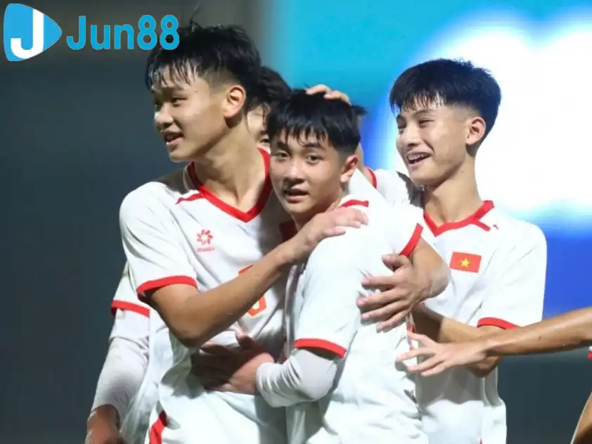 U17 Việt Nam đã thể hiện đẳng cấp khi giành thắng lợi với tỉ số của 1 set tennis trước U17 Singapore ở lượt trận đầu tiên (Ảnh: AFC)